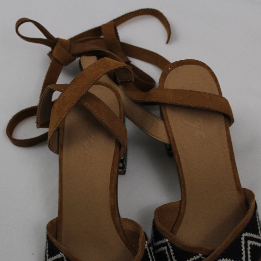 Bettye Muller Tan & Black Tie Up Sandals Shoes - Picture 13 of 16